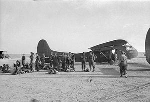 Британські парашутисти перед посадкою на борт американських планерів Waco CG4A в готовності до початку повітрянодесантної операції на Сицилію. Липень 1943 року