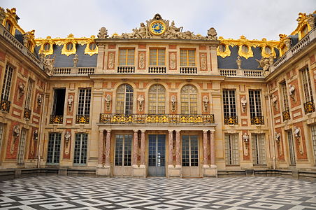 Curtea de marmură și fațadele primului castel, împodobite de Louis Le Vau (1661-68) și apoi de Hardouin-Mansart în (1679-1681)