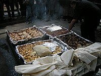 Siji Hāngi sing disiapake, cara kanggo masak panganan kanggo Selandia Anyar kanggo acara khusus nggunakake watu panas sing dikubur ing oven pit.