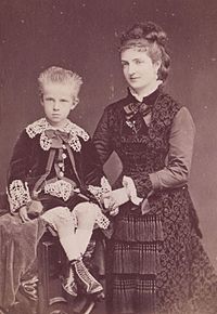 С майка си през 1877 г.