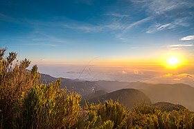 Nascer do Sol visto a partir do Pico da Bandeira, o ponto mais alto do Planalto Brasileiro.
