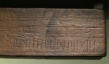Stenmaglefyndet, en träask från Själland (ca 160–375 e.Kr.), från höger snittad med uppochnervända runinskriften ᚺᚨᚷᛁᚱᚨᛞᚨᛉᛏᚨᚹᛁᛞᛖ (Hagirādaʀitawidē, möjligen "Hagråd gjorde").