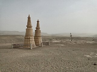 Osamljeni spomeniki v puščavi blizu Donghuana