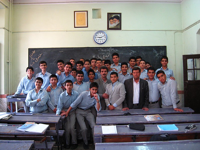 File:دانش آموزان کلاس 1.10 دبیرستان البرز.jpg