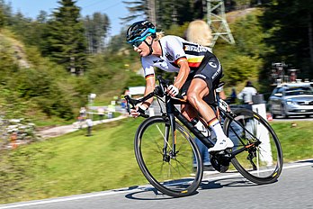 Ciclista alemã Charlotte Becker competindo no Campeonato Mundial de Ciclismo em Estrada de 2018 em Innsbruck, Áustria. (definição 4 269 × 2 846)