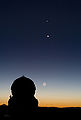 19.3 -25.2: Alingiament da il Mercur, la Venus e la glina, fotografà en il observatori da Paranal en il Chile.