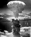 Naqasaki şəhəri üzərindəki atom göbələyi. 9 avqust, 1945