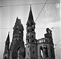 廃墟になった旧教会堂のクローズアップ、1954