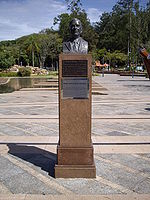 A bronze bust of Octavio Moura Andrade on a pedestal in a city square