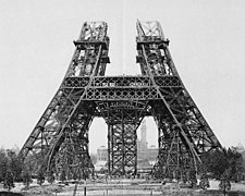 15 de mayo de 1888, montaje de los pilares por encima del primer piso.