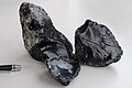 Forma típica das pedras de obsidiana, com a típica fratura concoidal e bordos afiados.