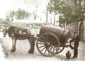 מוכר מים צרפתי מתוך חבית על גלגלים בשנת 1892
