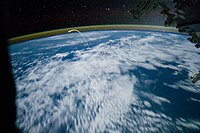 Слика снимљена дугачком експозицијом са МСС током уласка свемирског шатла у земљину атмосферу. На овој слици Земља је обасјана месечевом, а не сунчевом светлошћу.