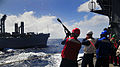 Jūrininkai iš raketinio kreiserio USS „Lake Champlain“ (CG 57) šauna lyną į kovos atsargų laivą USNS „San Jose“ (T-AFS 7). (2009 m.)