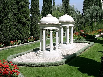 The graves of Navváb and Mirzá Mihdí within the Monument Gardens.