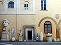 Resti della statua colossale di Costantino I nel cortile del Palazzo dei Conservatori a Roma