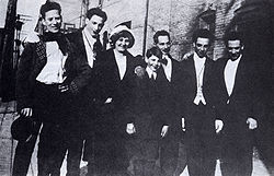 Groucho, Gummo, Minnie (az anya), Zeppo, Frenchy (az apa), Chico és Harpo, körülbelül a „Fun in Hi Skule” idején, 1913–1915 körül