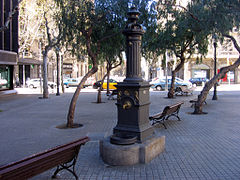 Fuente diseñada por Antonio Rovira y Trías, Diagonal con Aribau.