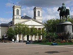 Kyrkan och en staty föreställande Napoleon