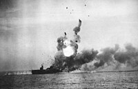St. Lo explode após ataque Kamikaze.