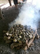 Du bois est ajouté au feu ; les pierres volcaniques sont mises sur le feu et chauffent à plusieurs centaines de degrés (Wallis, 2015).