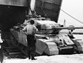 عملية إنزال لدبابات بريطانية على شاطئ بورسعيد عام 1956