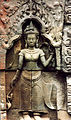 Fotografia barwna, płaskorzeźba przedstawiająca stojącą postać kobiecą we wnęce otoczonej misternymi ornamentami