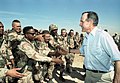 湾岸戦争時、慰問したジョージ・H・W・ブッシュ大統領と握手をする陸軍兵士たち。左側にいる2人の兵士の右袖に付けられている星条旗は、通常の向きになっている。