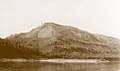 Der Grizzlybärenberg, ein den Sahtú Dené, die zu den Slavey gehören, heiliger Berg, vor 1936