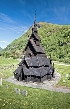 A igreja de madeira de Borgund, em Lærdal, Noruega, em junho de 2013. (definição 2 260 × 3 500)
