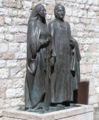 Szent Ferenc szüleinek szobra Assisiban, Pika és Pietro Bernardone posztókereskedő