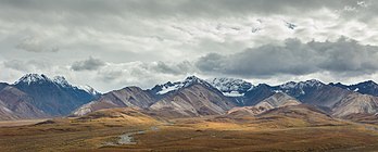 Panorâmica do Parque Nacional e Reserva de Denali visto do centro de visitantes Eilson, Alasca, Estados Unidos. (definição 7 472 × 3 014)