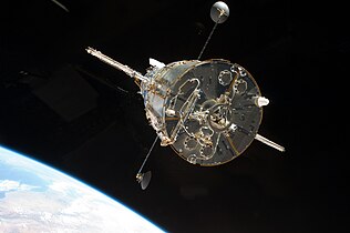 Teleskop Luar Angkasa Hubble, observatorium astronomi di orbit Bumi sejak 1990. Juga dikunjungi oleh Pesawat Ulang Alik