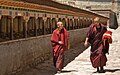 İki Budist rahip, Sakya Manastırı, Tibet.