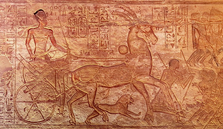 圖為埃及阿布辛貝勒神廟中代表法老拉美西斯二世的浮雕，描繪的是他在對赫梯帝國的卡迭石戰役中坐在戰車上的形象。