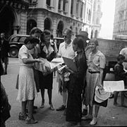 赤柱捕虜収容所にて日本軍から三年半以上収容されていたイギリス人・外国人は再び自由の身になった。英軍の支援下で収容所から香港の市街地へと戻った後、新聞売りから解放後初めての新聞を買う様子
