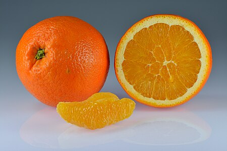 Portakal meyvesinin bütün ve enlemesine ortadan kesilmiş hâlleri ile bir dilimi (Üreten: Ivar Leidus)