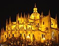 Vista dela catedral de Segovia dendi la Praça Mayol pola nochi.