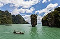 28. Ko Tapu; egy 20 m magas szikla a Khao Phing Kan szigetek előtt a Phangnga-öbölben, Thaiföldön. A sziget az Au Phangnga Nemzeti Parkhoz tartozik és 1974 óta James Bond-szigetként is ismert, mert itt forgatták Az aranypisztolyos férfi című filmet (javítás)/(csere)