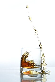 Cronofotografia em alta velocidade da bebida Johnnie Walker sendo derramada. (definição 2 240 × 3 359)