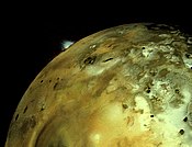 Coluna de erupção do vulcão Loki Patera, atingindo 160 km de altitude sobre o limbo de Io