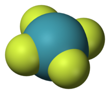 แบบจำลองของโมเลกุลเคมีในแนวระนาบที่มีอะตอมตรงกลางสีน้ำเงิน (Xe) สร้างพันธะอย่างสมมาตรกับอะตอมรอบข้างสี่อะตอม (ฟลูออรีน)
