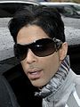 Prince, cântăreț, compozitor, textier, producător de muzică și multi-instrumentist american
