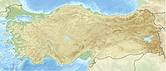 Mapa konturowa Turcji, blisko prawej krawiędzi nieco u góry znajduje się czarny trójkącik z opisem „Ararat”