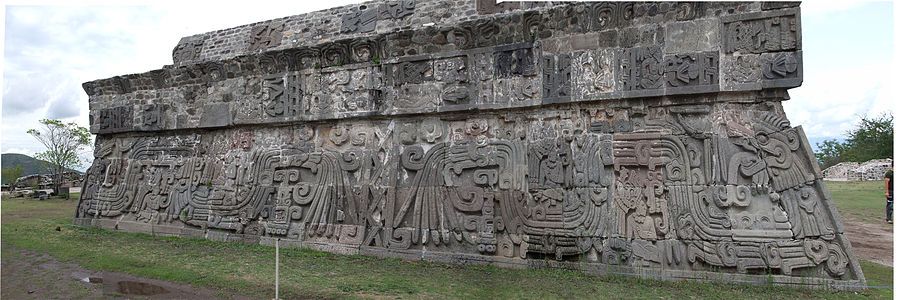 Templo de la Serpiente Emplumada en Xochicalco.