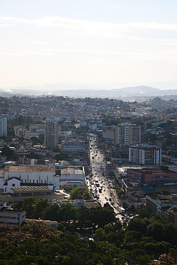 Avenida Brás de Pina vista a partir da Igreja da Penha. Em primeiro plano, o bairro da Penha. Ao fundo os bairros da Penha Circular e Brás de Pina.