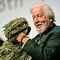 Caroll Spinney with his Oscar the Grouch puppet in 2014
