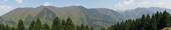 檜岳山稜(左) と鍋割山稜(右)