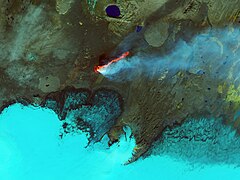 2014年9月6日。ヴァトナヨークトル氷河とホルフロインの割れ目火口。バルダルブンガ火山の中心は右端下あたり。上はアスキャカルデラ。拡大画像