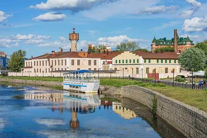烏沃季河及旧佛金工厂建筑。位于俄罗斯伊万诺沃。